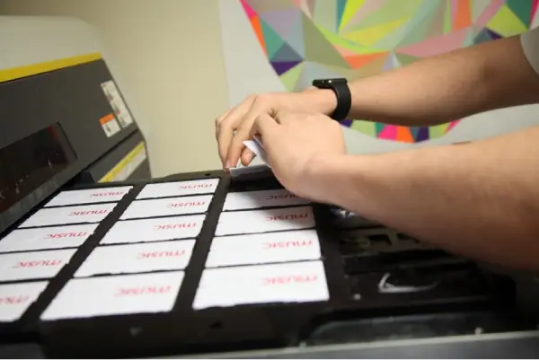 معرفی مدلهای فلش تبلیغاتی پرکاربرد به عنوان هدیه تبلیغاتی برای مدیران ، دانشجویان و پزشکان 38 1697712171 74 معرفی مدلهای فلش تبلیغاتی پرکاربرد به عنوان هدیه تبلیغاتی برای.webp