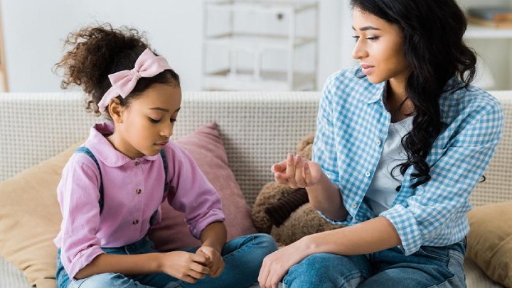 مادر و دختر در حال صحبت‌کردن