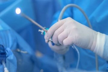 هیستروسکوپی با استفاده از ابزاری به نام هیستروسکوپ