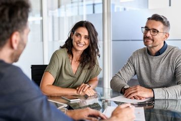 کمک گرفتن از یکی از همکاران قابل اعتماد برای تغییر نظر همکاری مخالف