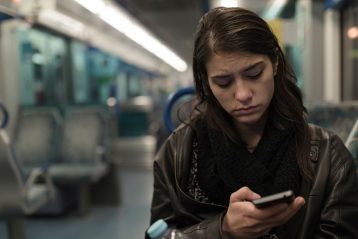 اتحادیه اروپا: نفرت‌پراکنی آنلاین غالباً بانوان را هدف می‌گیرد