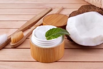 نارگیل و روغن آن از مواد اولیه ساخت خمیر دندان خانگی