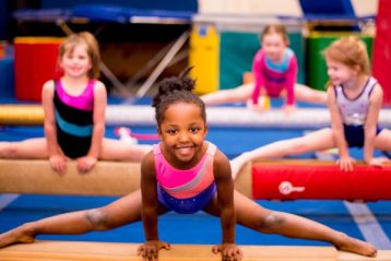 کودکان در حال انجام حرکات ژیمناستیک ـ ژیمناستیک کودکان