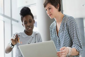 صحبت و مذاکره با رئیسمان درباره کار زیادمان