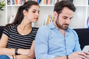 نقض حریم خصوصی طرف مقابل و جاسوسی از گوشی موبایل طرف مقابل به دلیل عشق وسواسی