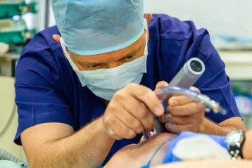 پزشک در حال انجام لارنگوسکوپی