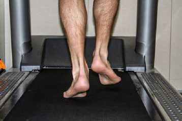 دویدن روی تردمیل بدون کفش