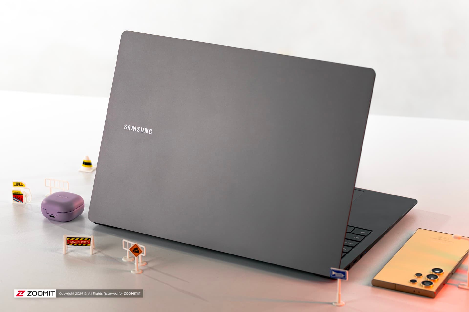 گلکسی بوک ۳ اولترا / Galaxy Book 3 Ultra از نمای پشت روی میز