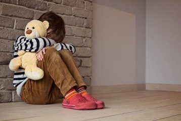 تله رهاشدگی - تصویر کودکی که ناراحت است