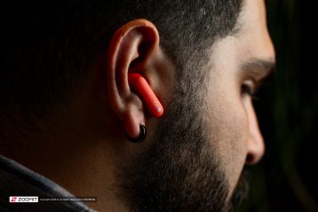 هدفون CMF Buds Pro مدل نارنجی در گوش