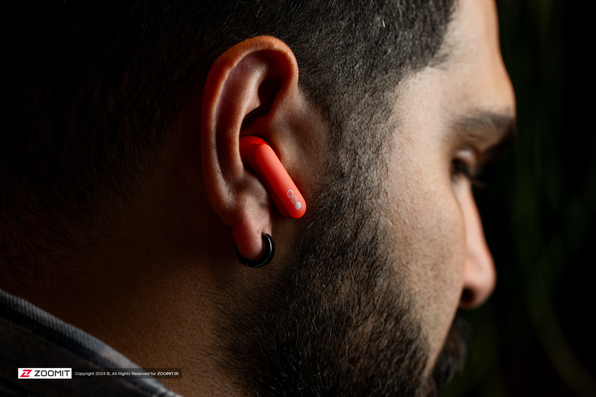 هدفون CMF Buds Pro مدل نارنجی در گوش