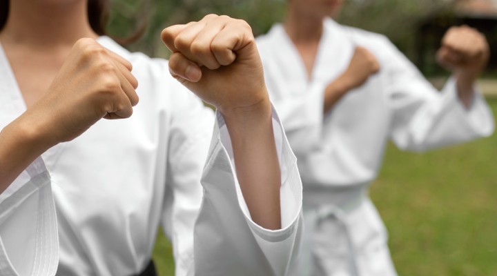 استاکر کیست؟ چطور با او مقابله کنیم؟_سمسون 8 شرکت کردن در کلاس دفاع شخصی برای محافظت از خود در برابر فرد استاکر