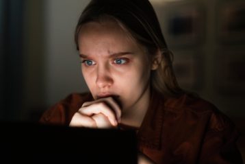 فرد استاکر که دیگری را در فضای آنلاین زیر نظر دارد