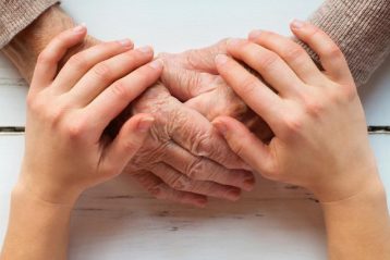 مراقبت تسکینی -در دست گرفتن دست‌های فردی که ناراحت است