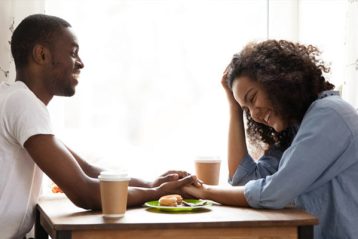 زن و شوهر در حال صحبت‌کردن