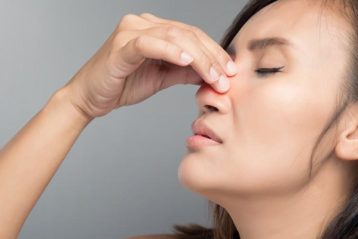 درد و گرفتگی از علائم انحراف بینی