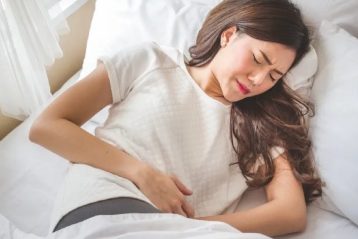 دختری که دچار درد شکمی شدید شده است - علائم منوراژی