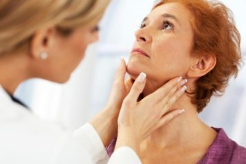 معاینه بیمار برای تشخیص ندول حنجره