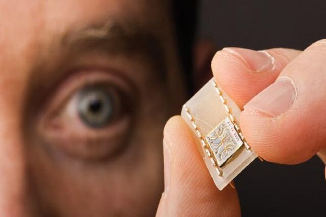 کشف مواد مصنوعی جدید می‌تواند به ساخت گوشی‌هایی در اندازه کارت اعتباری منجر شود