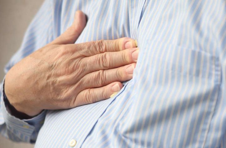 عوارض استامینوفن و موارد مصرف آن_سمسون 7 درد در قسمت فوقانی معده از عوارض جانبی استامینوفن است