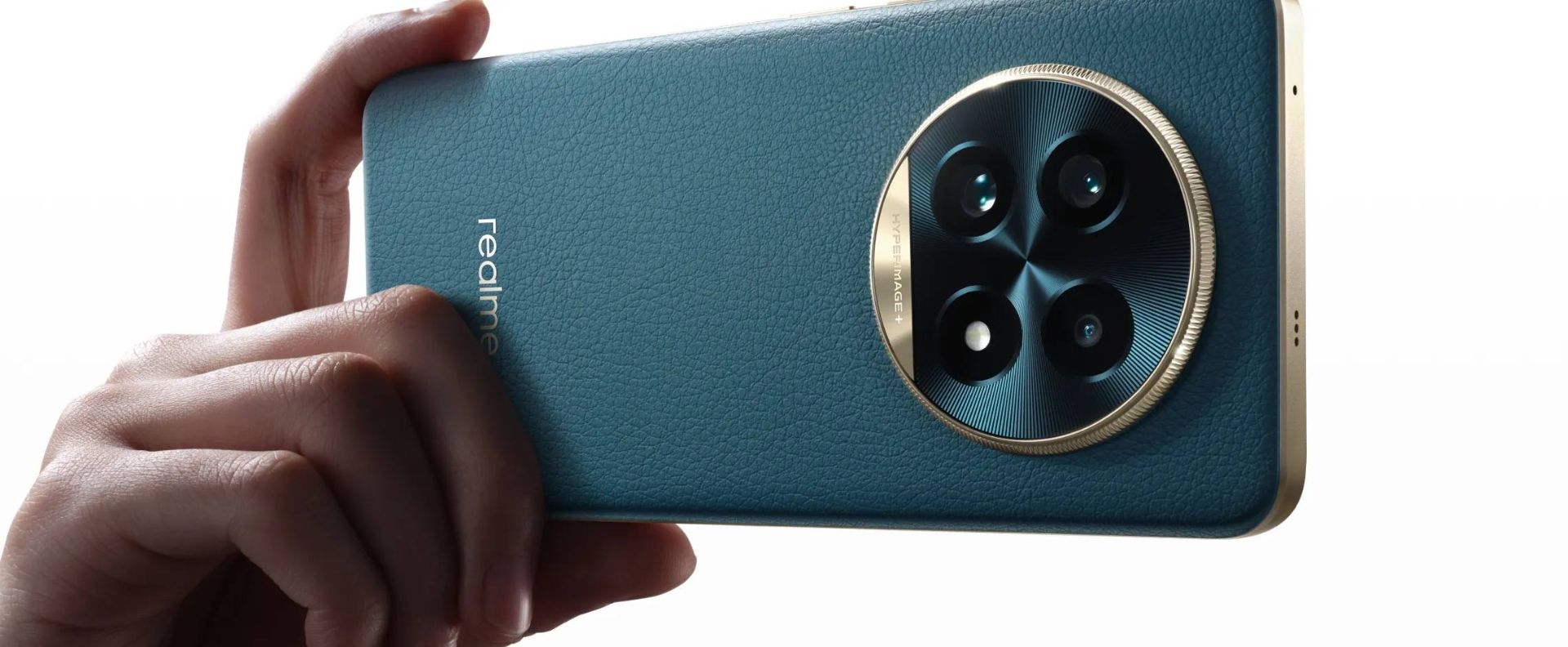 ریلمی ۱۳ پرو پلاس در دست درحال عکاسی