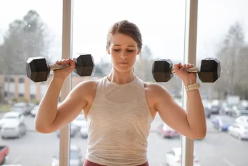 راهنمای کاهش وزن و چربی سوزی با دمبل + آموزش تصویری و برنامه رژیمی و تمرینی