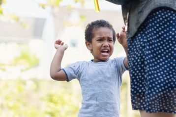 رفتار مناسب با کودکی که کتک می‌زند