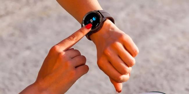 عکس ساعت هوشمندی که از زبان فارسی پشتیبانی می کند