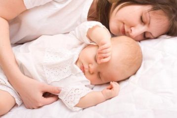 تخت مشترک مادر و نوزاد، چطور بر رشد روانی فرزند تأثیر می‌گذارد؟