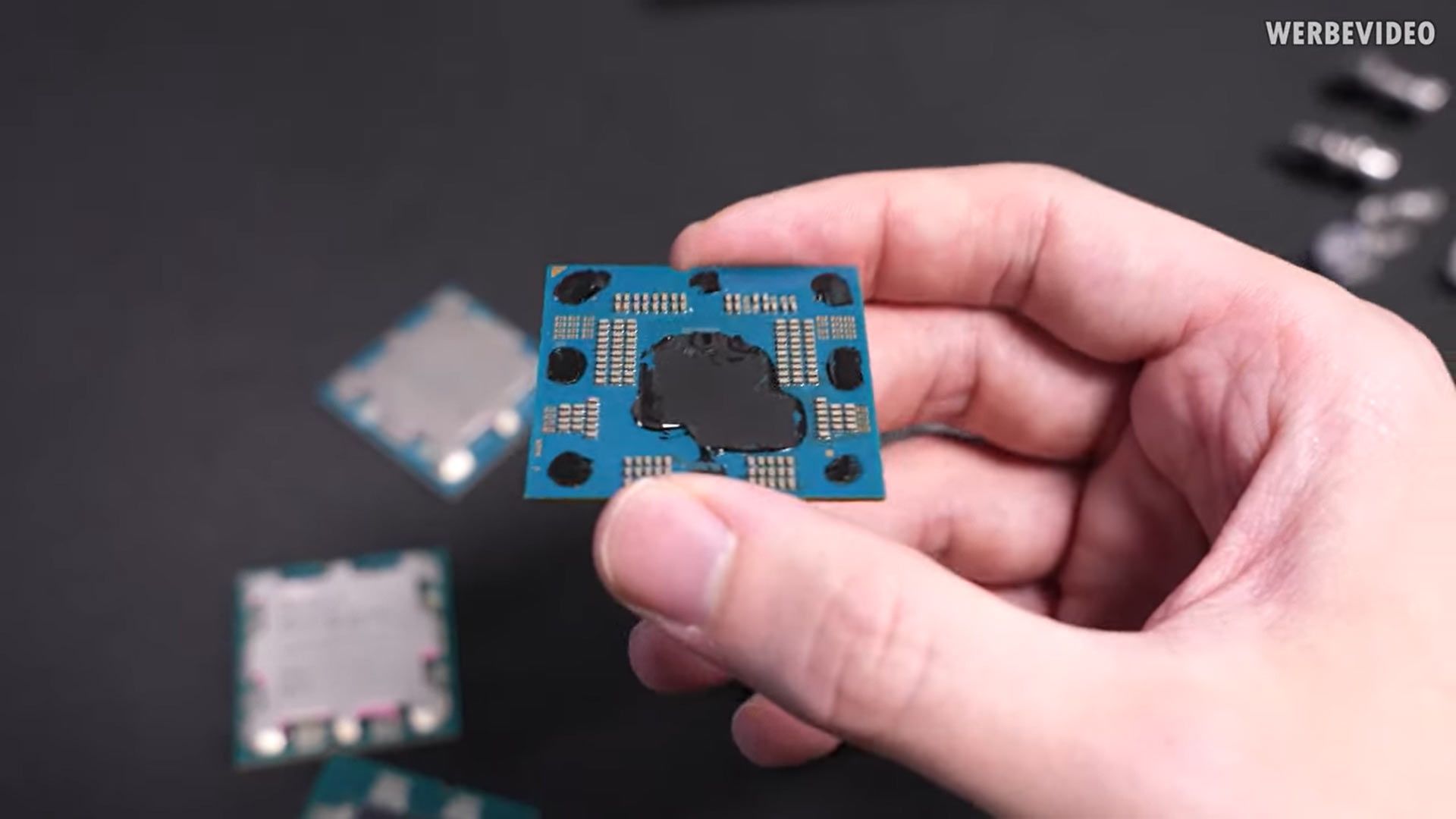هشدار به گیمرها: پردازندههای تقلبی AMD 7800X3D داخل بازار شدهاند_سمسون 3 پردازنده AMD تقلبی رایزن 7 7800x3d در دست از پشت
