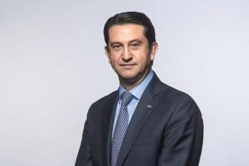 یک مرد با کت از نمای جلو