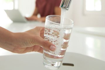 علت صدای شکم - نوشیدن آب یک روش درمان است