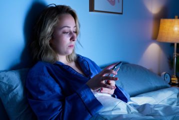 چطور به شب ها زودتر خوابیدن عادت کنیم؟