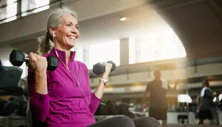 ۱۳ ورزش مناسب برای زنان بالای ۵۰ سال_سمسون 15 1740156803 808 ۱۳ ورزش مناسب برای زنان بالای ۵۰ سال سمسون.webp