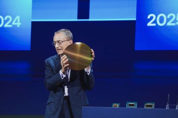 مدیرعامل سابق اینتل درحال نمایش ویفر سیلیکونی در دست