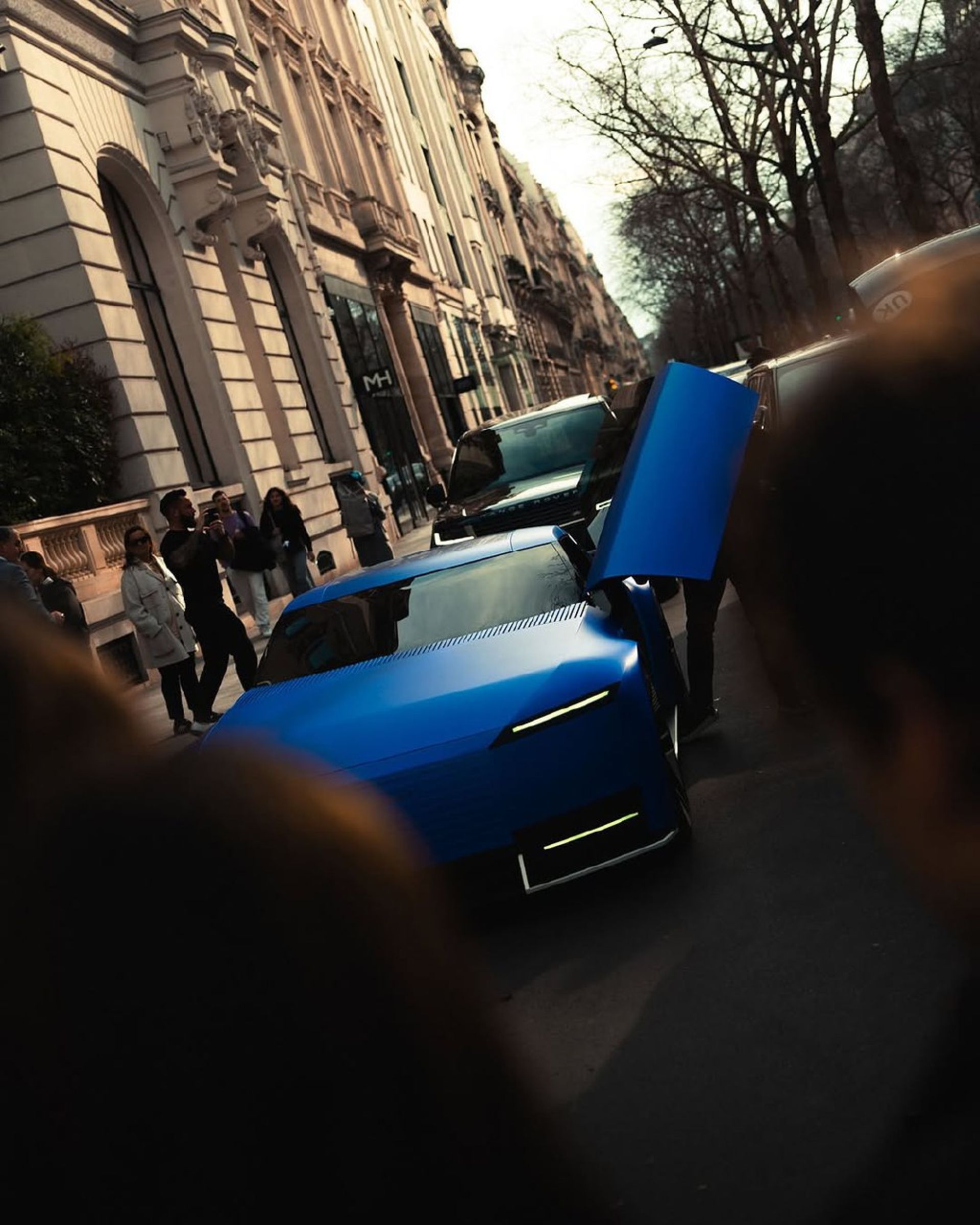 یک خودروی آبی رنگ از نمای جلو