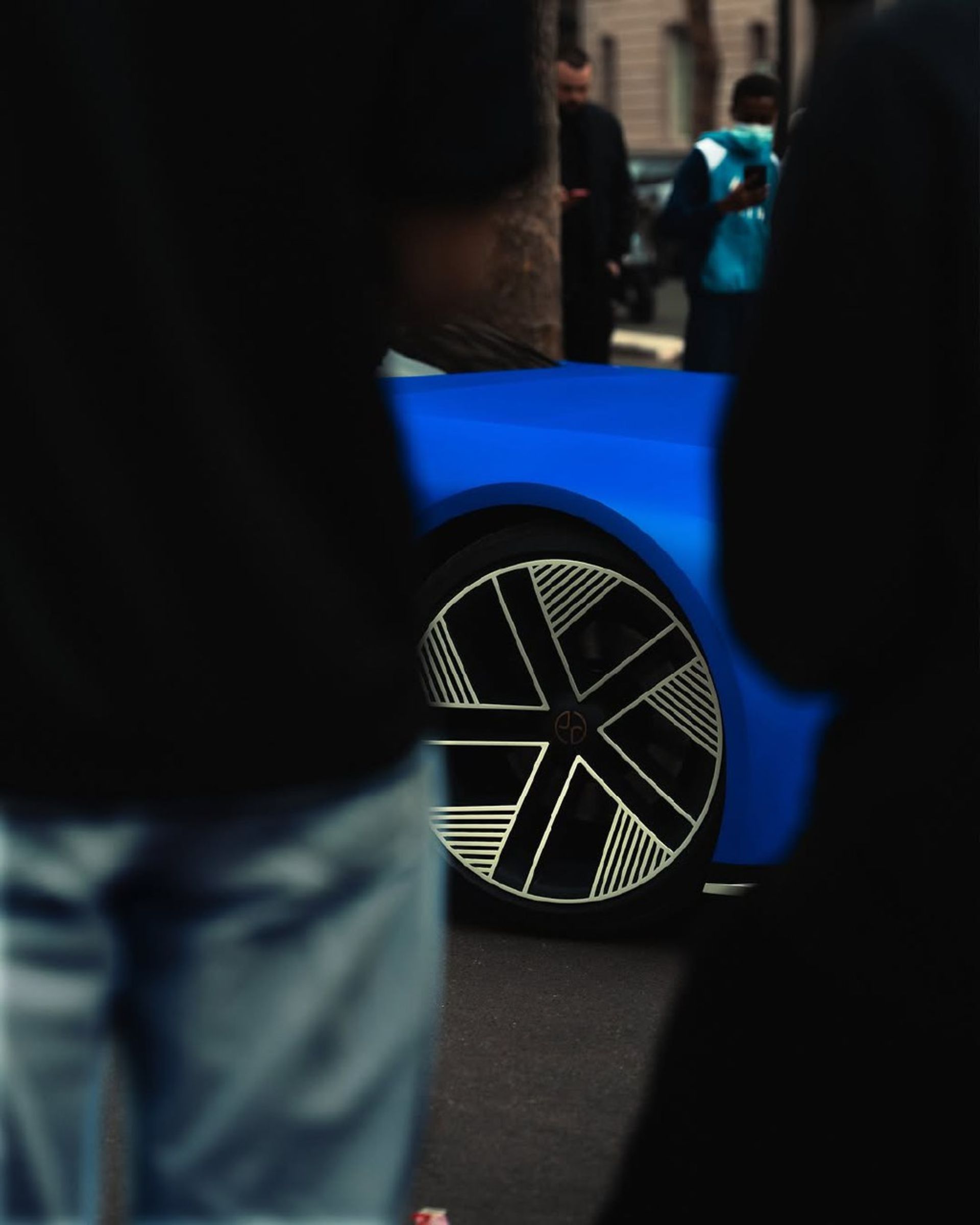 تایر یک خودروی آبی رنگ 