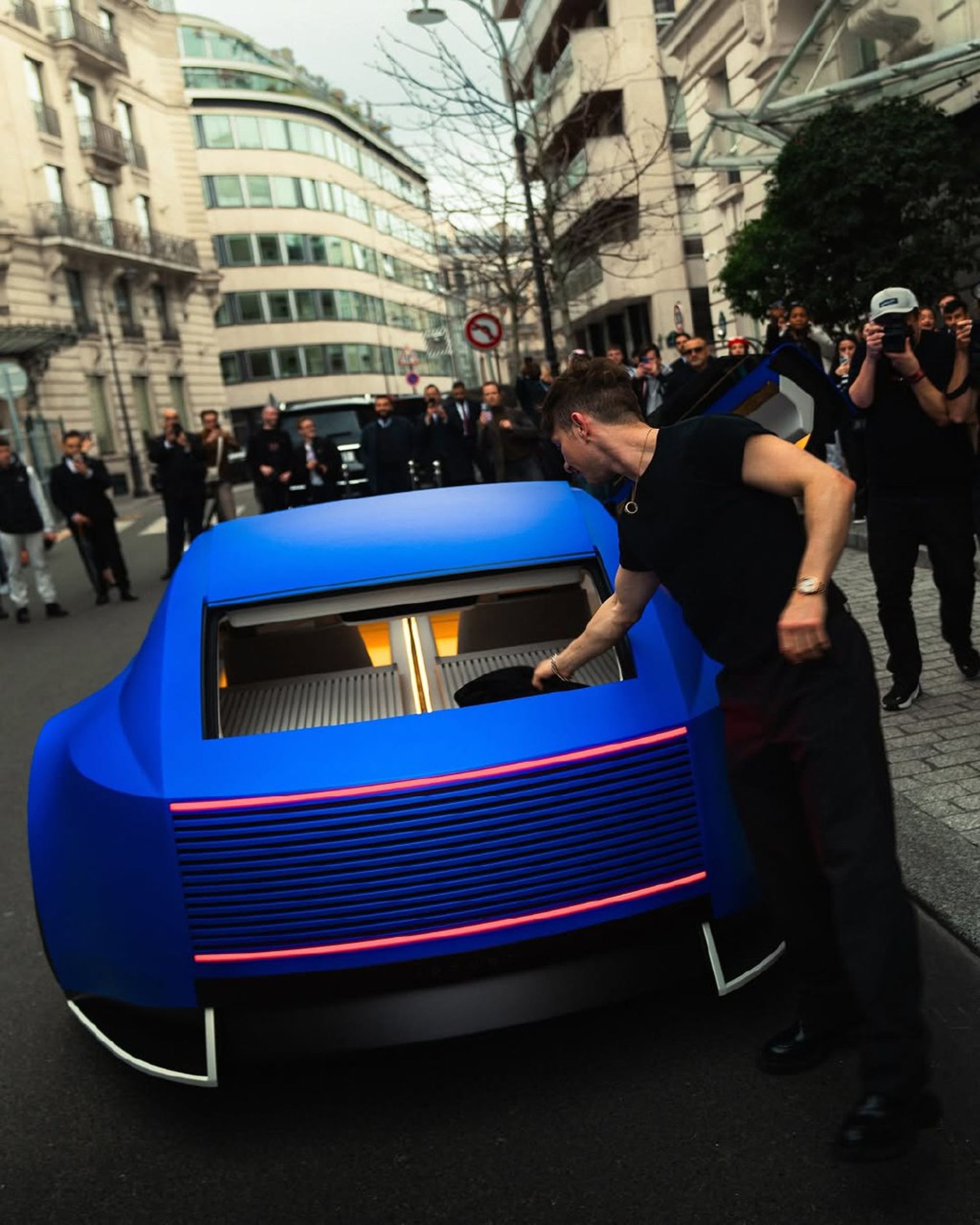 یک خودروی آبی رنگ از نمای پشت