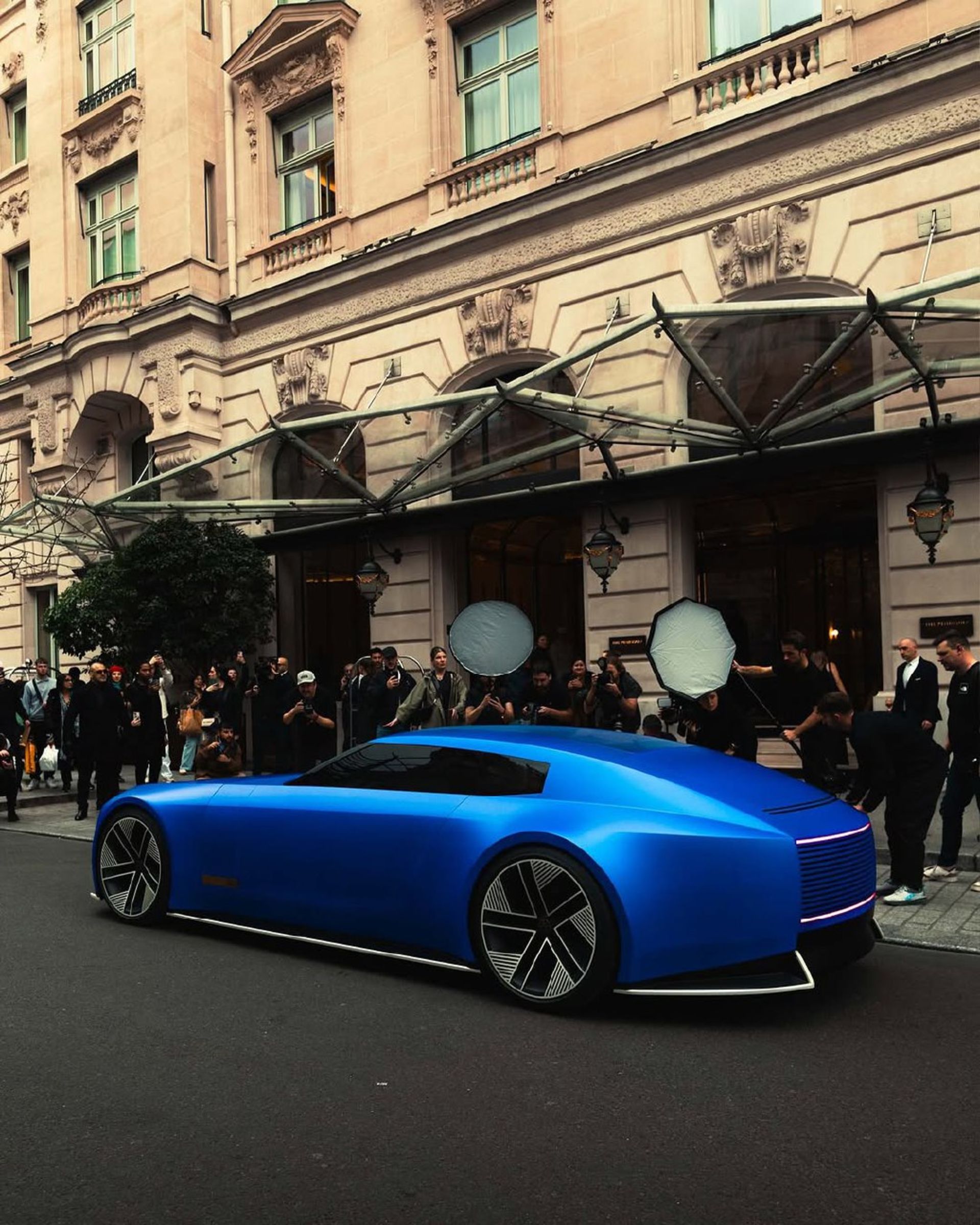 یک خودروی آبی رنگ از نمای کنار