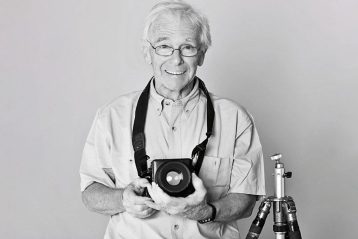 چارلز اُریر از نمای رو به رو با دوربینی در دست