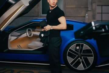 یک خودروی آبی رنگ از نمای کنار