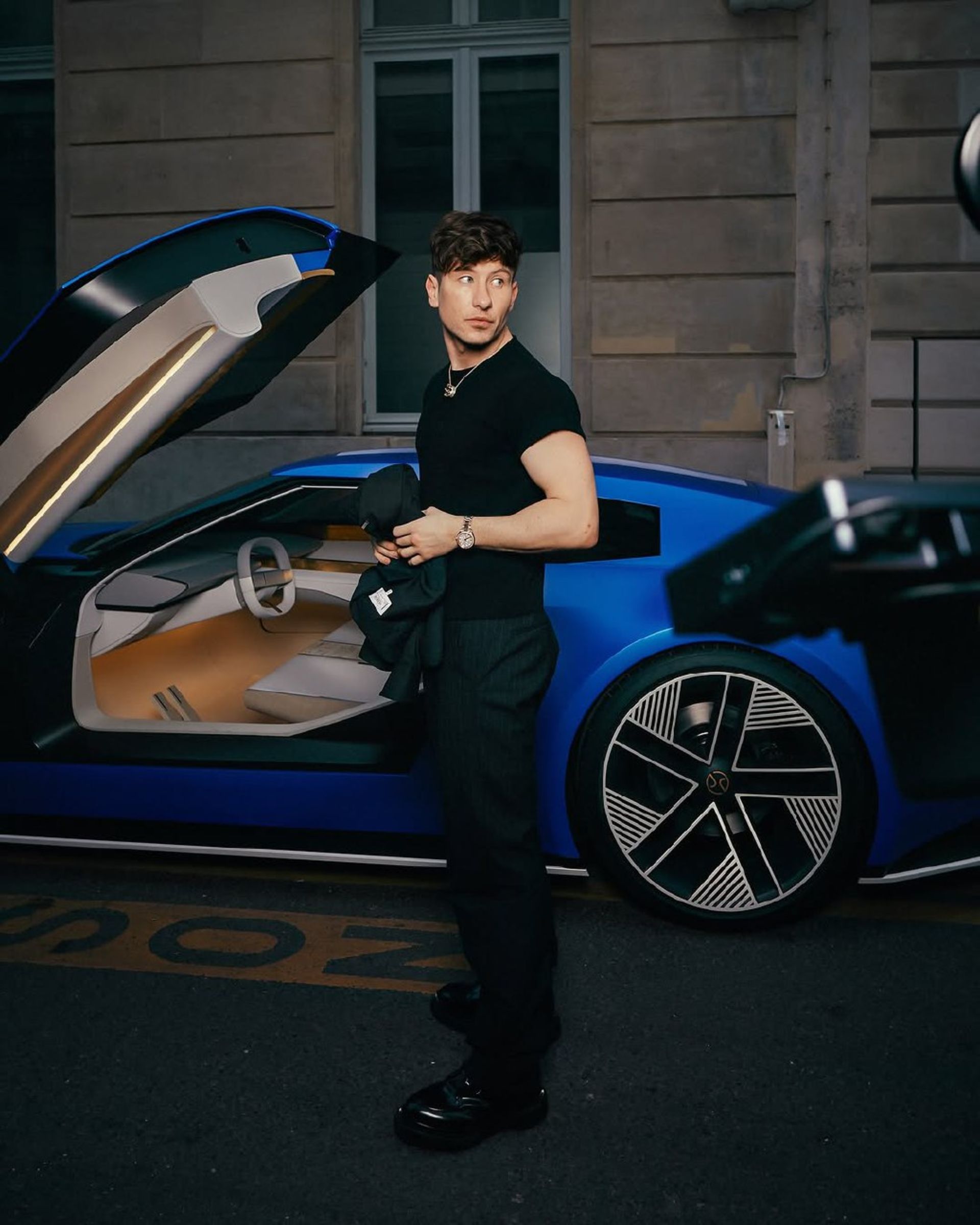 یک خودروی آبی رنگ از نمای کنار