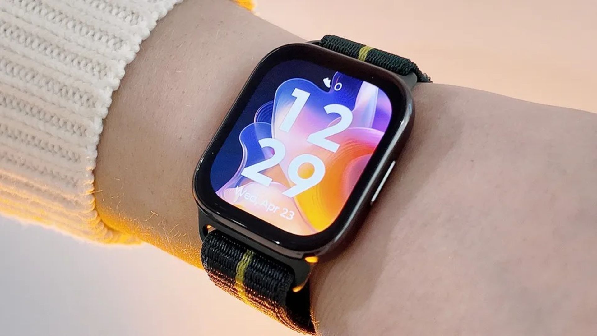 ساعت هوشمند موتو واچ فیت روی دست کاربر