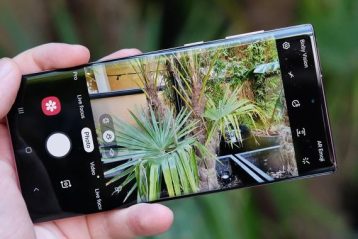 عکاسی با دوربین گوشی پرچمدار سامسونگ در حالت Photo؛ نمایش رابط کاربری دوربین و جزئیات تصویربرداری از منظره طبیعی