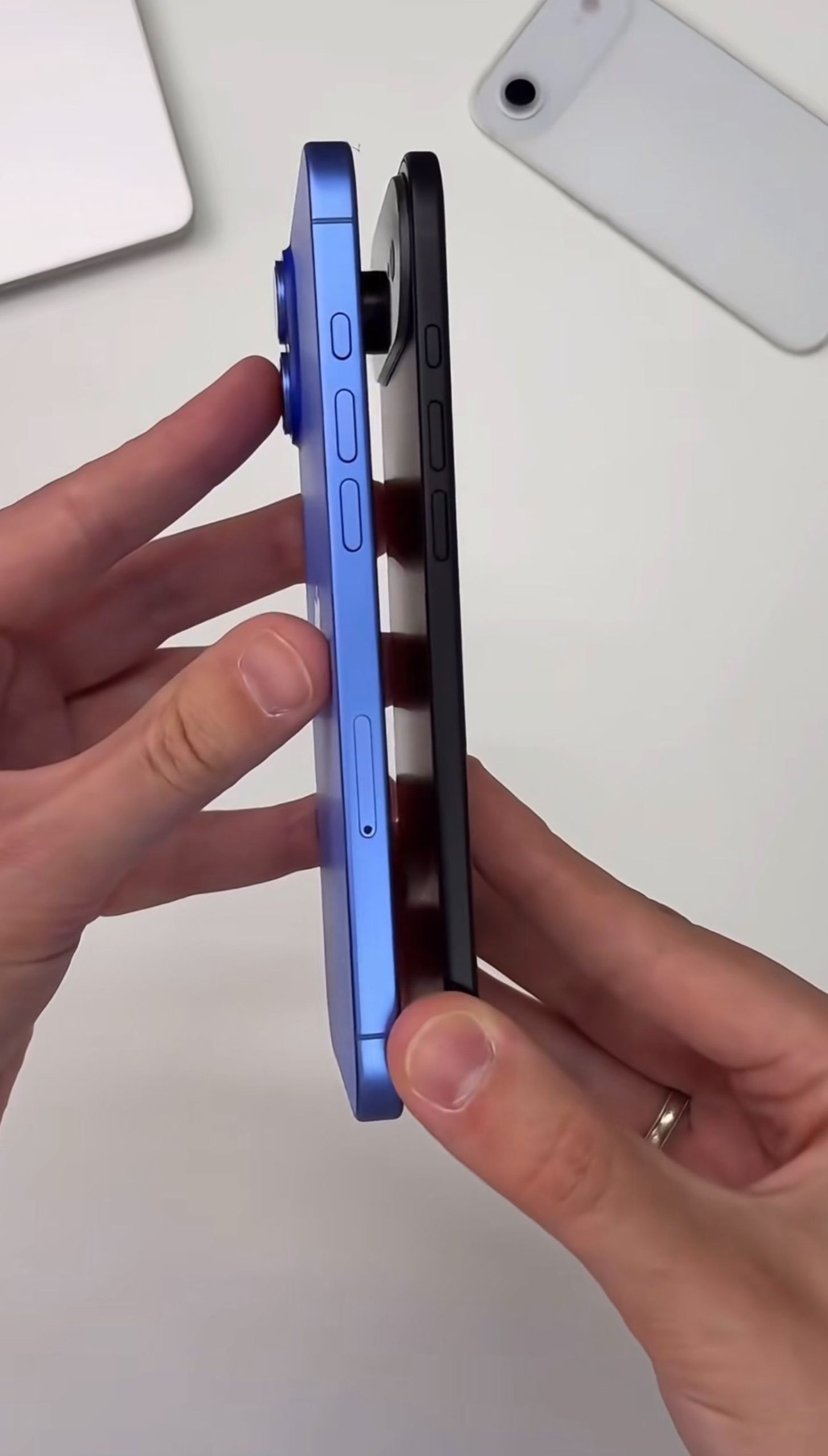 فریم جانبی آیفون ۱۷ ایر و آیفون ۱۶ پلاس کنار هم