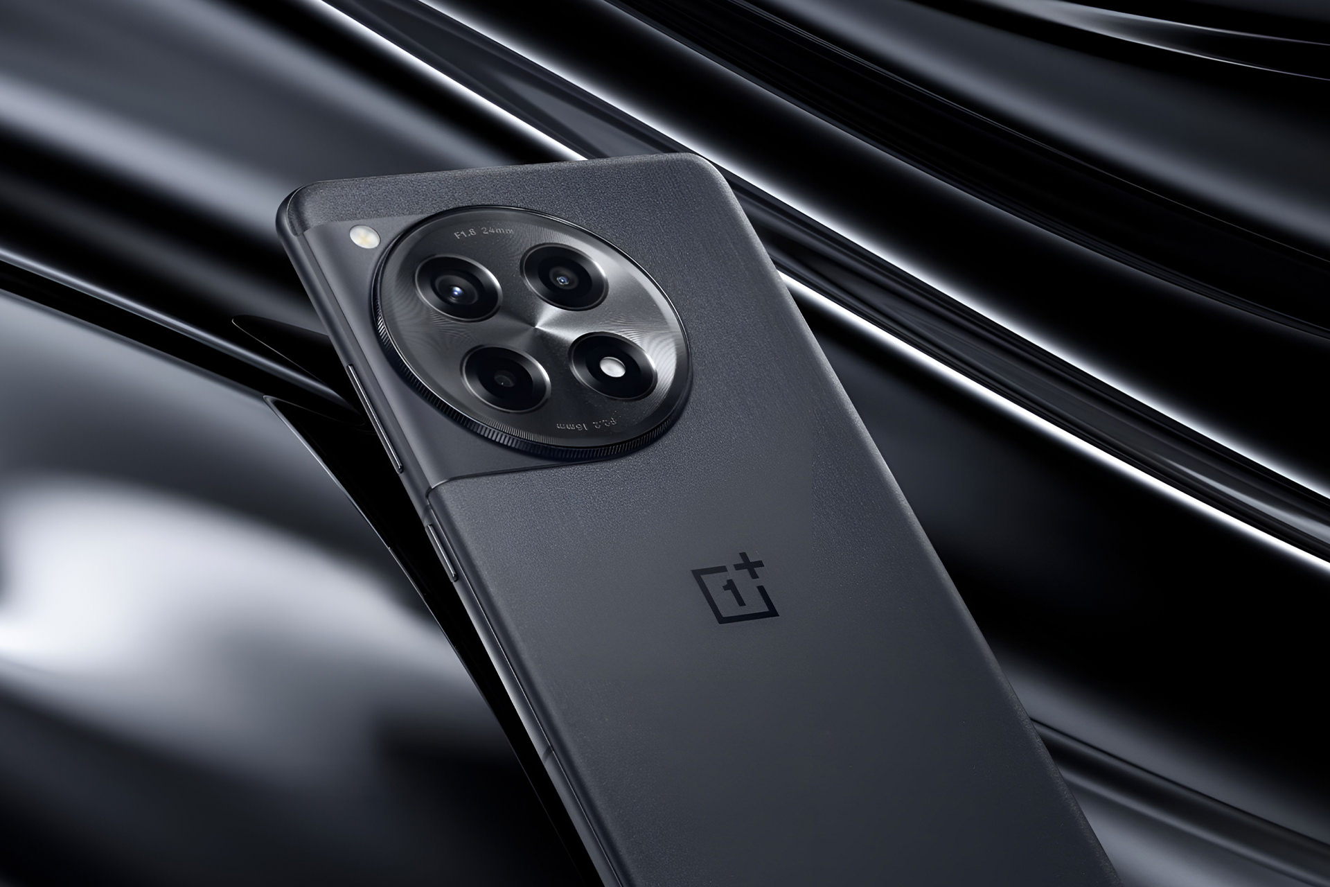 وان‌پلاس گوشی جدیدی با باتری ۷۸۰۰ میلی‌آمپرساعتی می‌سازد