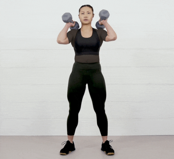 حرکات بدنسازی با دمبل؛ ۲۷ تمرین و انواع حرکات با دمبل_سمسون 77 ورزش با دمبل - اسکوات از جلو