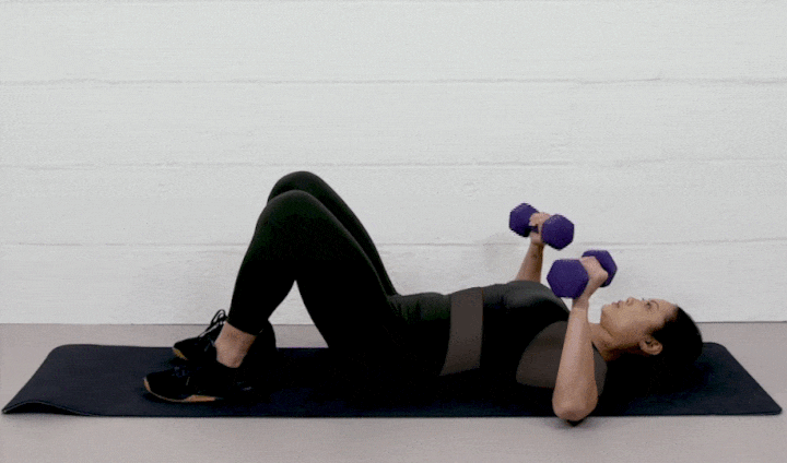 حرکات بدنسازی با دمبل؛ ۲۷ تمرین و انواع حرکات با دمبل_سمسون 81 ورزش با دمبل - پرس دمبل روی زمین