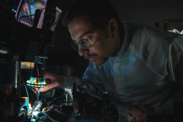 دانشمند ایرانی تراشه‌ای به باریکی مو با کاربردی غیرمنتظره تولید کرد