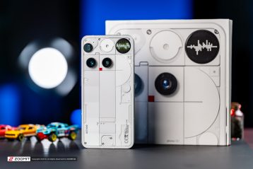 ناتینگ فون ۳ در کنار جعبه گوشی